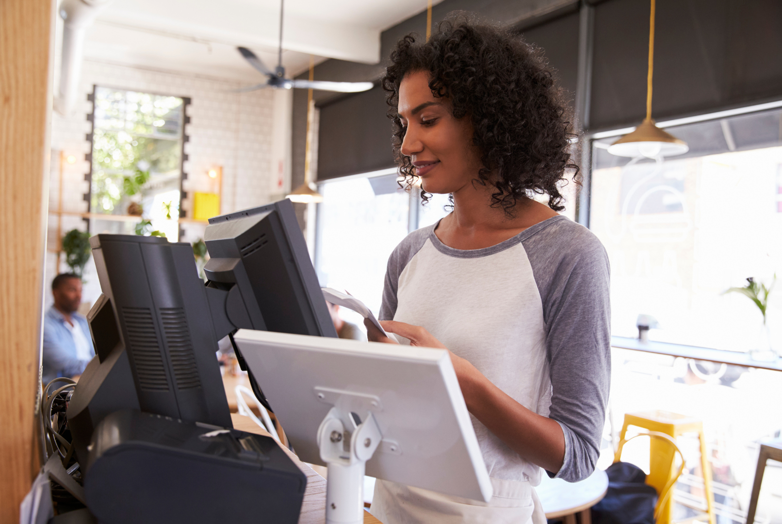 chica trabajando desde la computadora